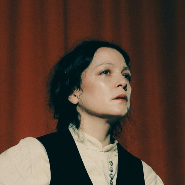 Natalia Forcade con un telón rojo al fondo